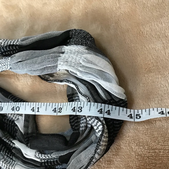 ✅Black and white light weight scarf with fringe - Picture 5 of 5